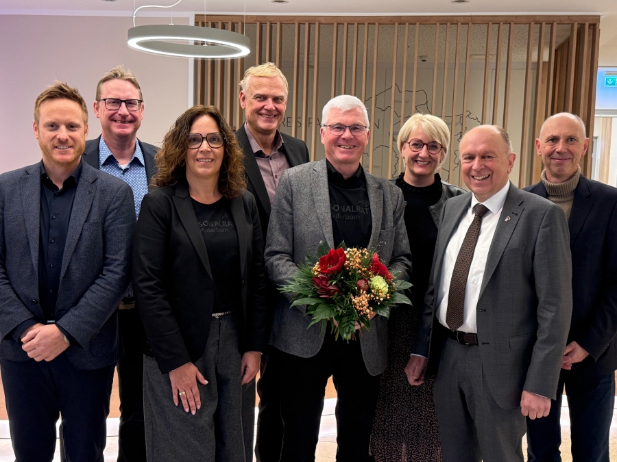 Ein Urgestein geht in den Ruhestand. Verwaltungsvorstand und Personalvertretung der Paderborner Kreisverwaltung verabschieden Franz Kürpick (Mitte) in den wohlverdienten Ruhestand: Dezernent Henrik Egeler, Jan Hendrik Hansen (stellv. Leiter des Personalservices), Personalratsvorsitzende Marion Bolzenius, Dezernent André Brandt, Dezernentin Annette Mühlenhoff, Landrat Christoph Rüther und Dezernent Ingo Tiemann (v.l.). © Kreis Paderborn